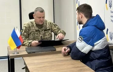 An employee of the recruitment center for the Ukrainian Legion talks to one of the new recruits on January 10 in Lublin, Poland. [Ukrainian Consulate in Lublin]