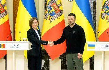 Moldovan President Maia Sandu (left) and Ukrainian President Volodymyr Zelenskyy shake hands ahead of their meeting in Kyiv on January 25 amid the Russian invasion of Ukraine. [Tetiana Dzhafarova/AFP]