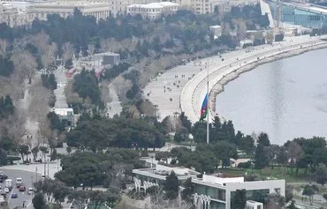 Приспущенный флаг Азербайджана в день общенационального траура по жертвам катастрофы самолета «Азербайджанских авиалиний» вблизи Актау, Казахстан. Баку, 26 декабря. [Тофик Бабаев/AFP]