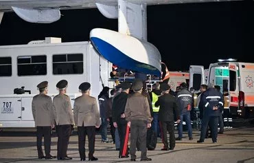 Медики и сотрудники аэропорта оказывают помощь азербайджанцам, пережившим крушение пассажирского самолета «Азербайджанских авиалиний» под Актау (Казахстан). Международный аэропорт им. Гейдара Алиева, Баку, 26 декабря. [AFP]