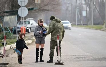 Служащий приднестровской самопровозглашенной армии проверяет документы тех, кто выезжает из Приднестровья. КПП «Варнита», 1 марта 2024 г. [Даниэль Михайлеску/AFP]