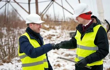 Министр климата и энергетики Латвии Каспарс Мелнис (справа) и председатель правления латвийского оператора системы передачи электроэнергии AST Роландс Иркилис выражают свою реакцию после отключения основной линии электропередачи между Латвией и Россией в Вилаке, Латвия, недалеко от российской границы 8 февраля. [Гинтс Ивусканс/AFP]