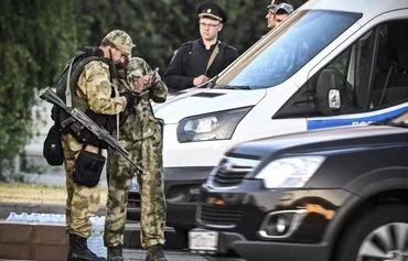 Russian soldiers and police officers stand on the side of a highway entering Moscow on June 24, 2023. Russian authorities expelled about 7,000 migrants from the country during the first phase of Operation Nelegal-2023 (Illegal Resident), which ran from June 19 to June 25 that year. [Alexander Nemenov/AFP]