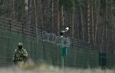 Белорусский пограничник патрулирует белорусско-украинскую границу 28 января. [Наталья Колесникова/AFP]