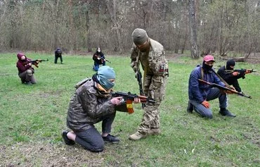 Civilians receive combat training at a Ukrainian military recruiting center in Kharkiv April 14, 2022. [Sergey Bobok/AFP]