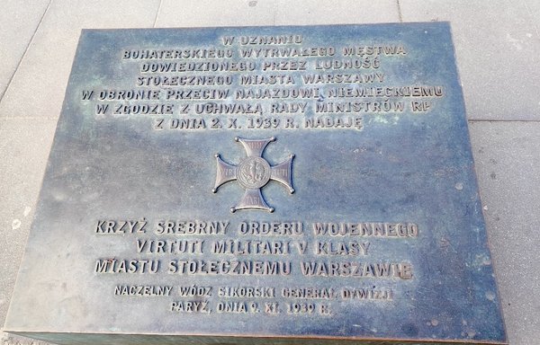 Россия переписывает историю Второй мировой войны, уничтожая польские мемориалы