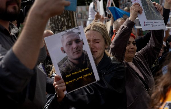 Украинцы жаждут новостей о пропавших воинах по мере возвращения пленных