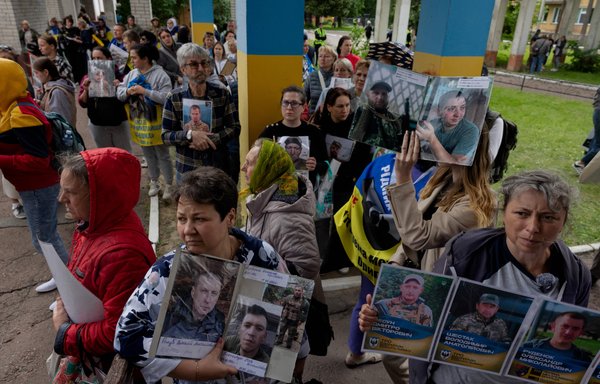 Украина возвращает погибших воинов, но война продолжается даже в морге
