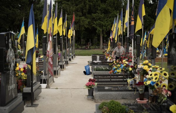 Сотрудники похоронных служб Украины несут бремя войны