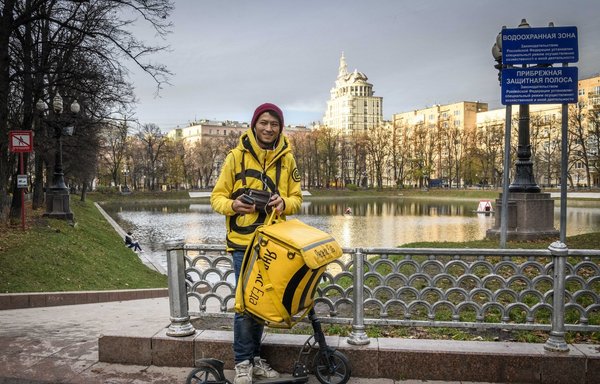 Запрет на работу курьерами в Санкт-Петербурге направлен против мигрантов, но грозит коллапсом доставки