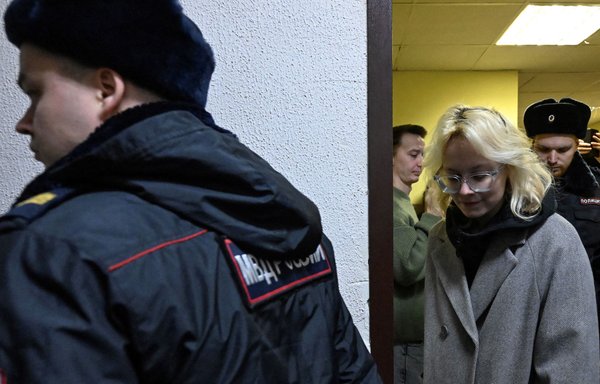 Юная уличная певица оказалась в ловушке бесконечных арестов в России