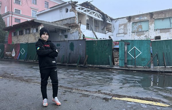 Жизнь среди руин: игра на киевском стадионе «Локомотив» продолжается