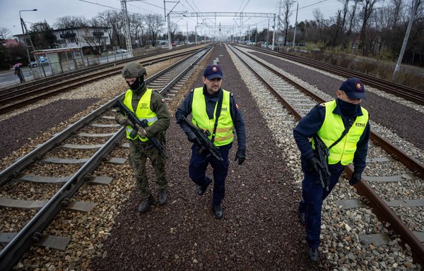 После пожаров и взрывов поляки задаются вопросом: как далеко заходить в конфронтации с Россией