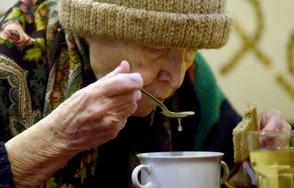 Russian pensioners turn to soup kitchen as war economy stutters